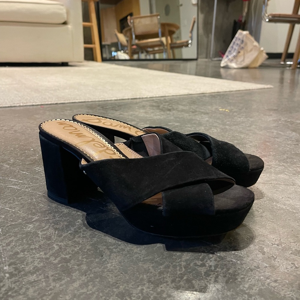 black saude mules